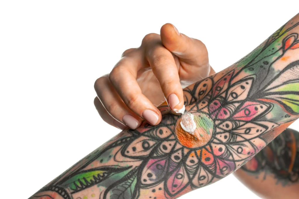 Consejos para cuidar tus tatuajes y piercings durante el invierno